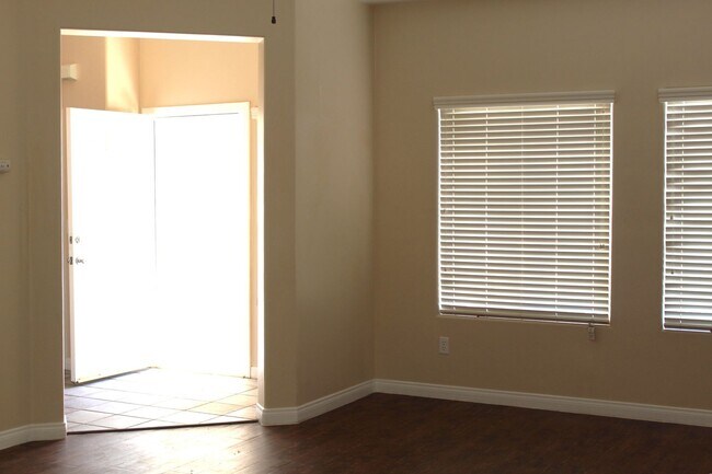 6011 Shangri-La Ln in Bakersfield, CA - Building Photo - Building Photo