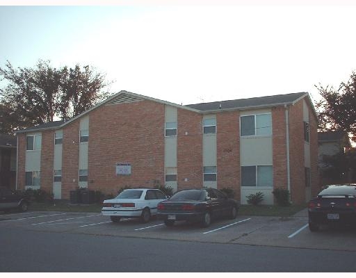 Plainsman Apartments in Bryan, TX - Building Photo