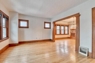 5113 W Wisconsin Ave in Milwaukee, WI - Building Photo