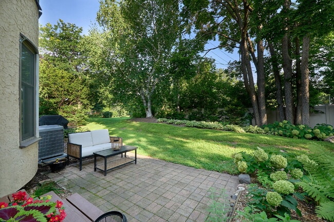 3120 Dean Ct in Minneapolis, MN - Building Photo - Building Photo