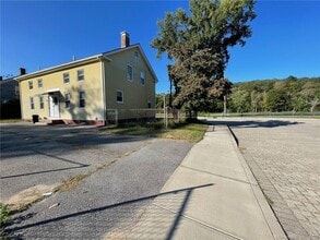 81 River St in Sprague, CT - Building Photo - Building Photo