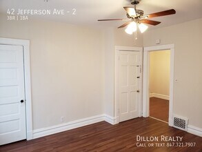 42 Jefferson Ave-Unit -2 in Waukegan, IL - Building Photo - Building Photo