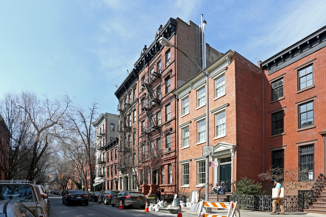 247 W 11th St in New York, NY - Building Photo