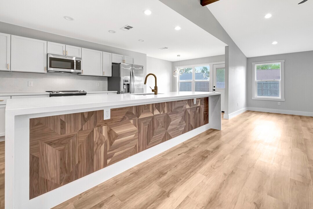 54 Lotus Ct in Lake Jackson, TX - Building Photo