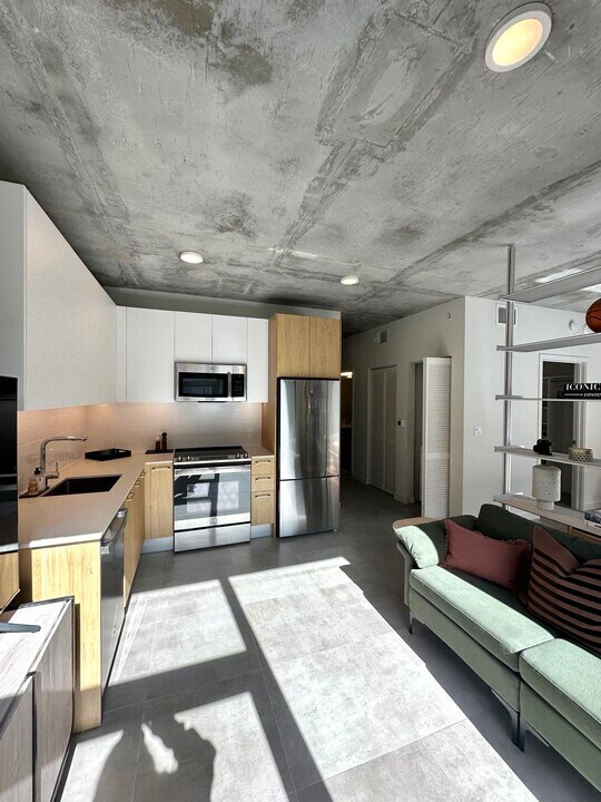 370 NW 33rd St in Miami, FL - Building Photo