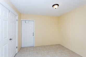 1022 Jack Calhoun Dr in Kissimmee, FL - Foto de edificio - Building Photo