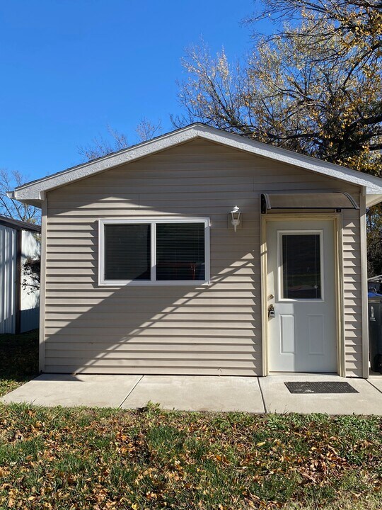 810 S Taylor St in El Dorado, KS - Building Photo