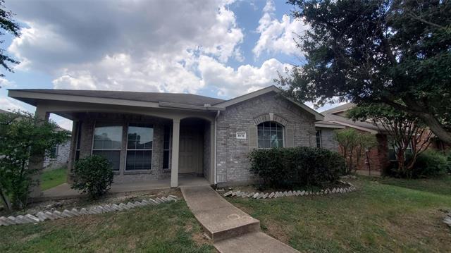 1876 Eagle River Trail in Lancaster, TX - Foto de edificio