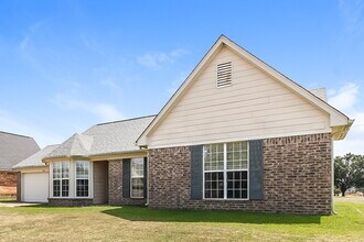 1649 Cherry Creek Dr in Southaven, MS - Foto de edificio - Building Photo