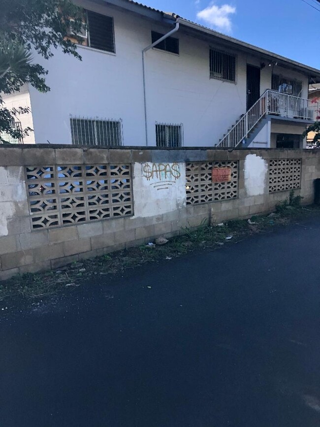 1015 Austin Ln in Honolulu, HI - Building Photo - Building Photo