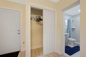 8453 Southampton Dr in Miramar, FL - Foto de edificio - Building Photo