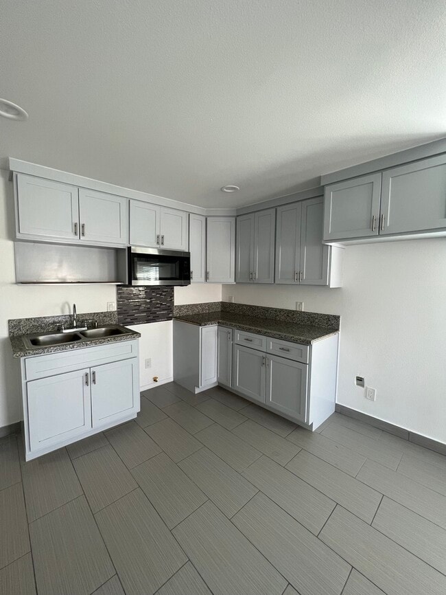 8677 Dearborn Ave in South Gate, CA - Building Photo - Building Photo