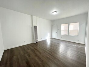 324 W Opp St in Los Angeles, CA - Building Photo - Building Photo
