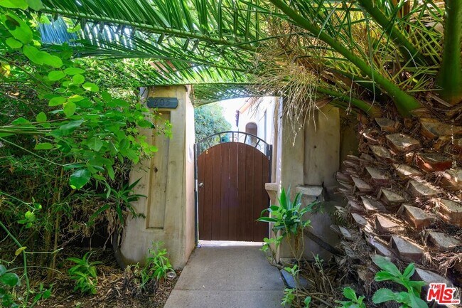 805 N Poinsettia Pl in Los Angeles, CA - Building Photo - Building Photo