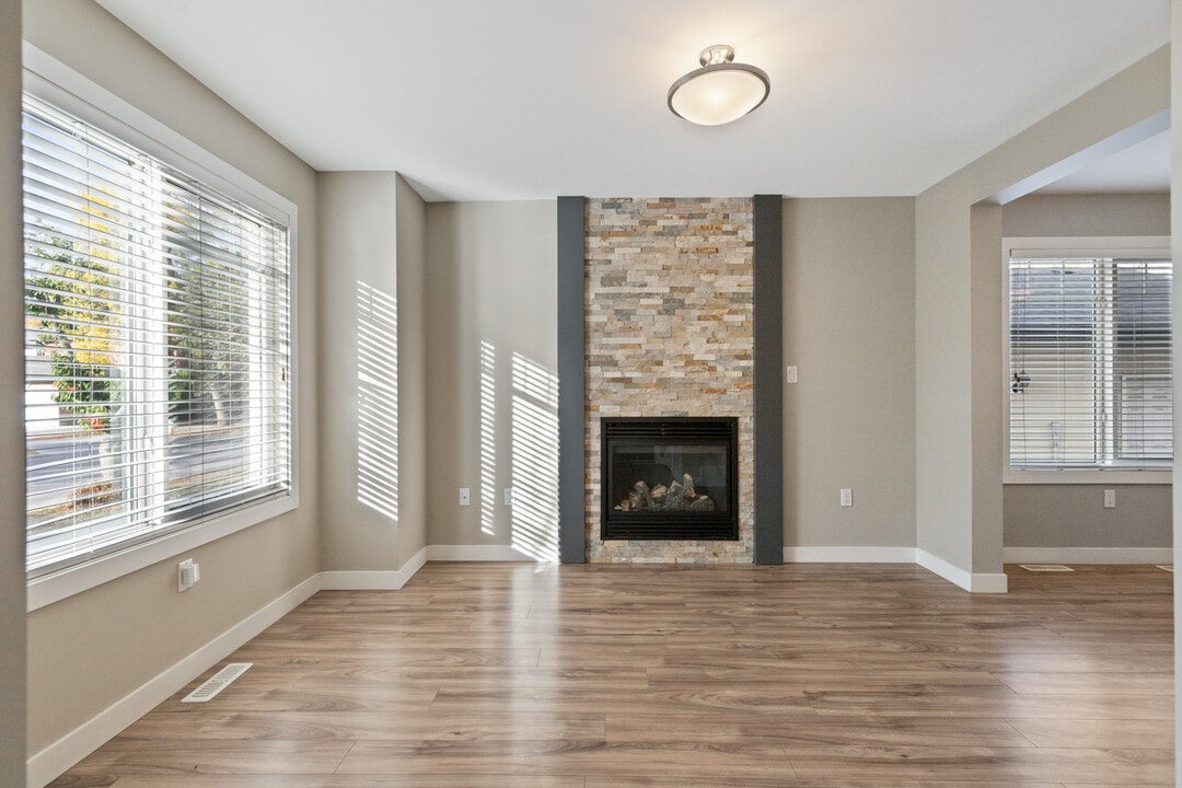 10110-10113 113 Ave NW in Edmonton, AB - Building Photo