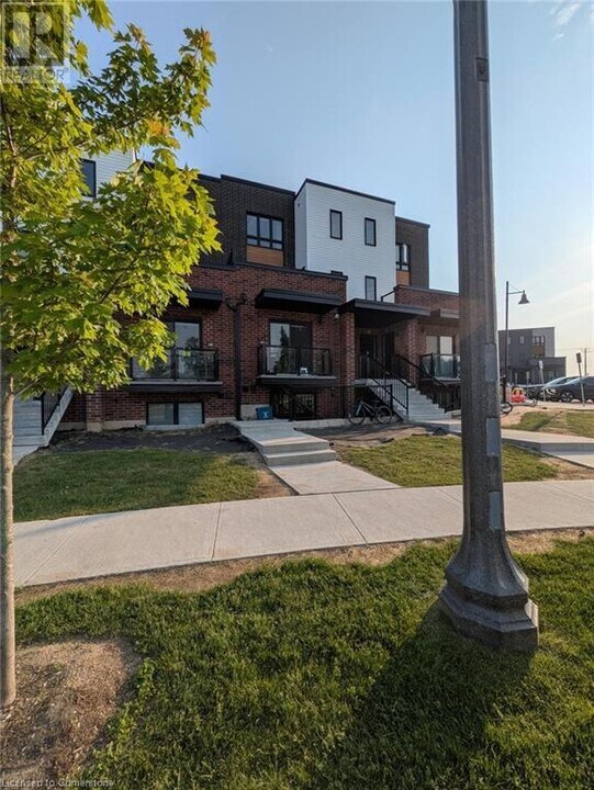 243 Chapel Hill Dr in Kitchener, ON - Building Photo