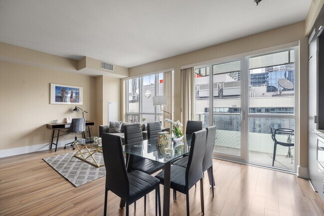 300 Front St W, Unit SI ID1345803P in Toronto, ON - Building Photo - Building Photo