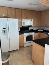 801 Brickell Key Blvd, Unit 2405 in Miami, FL - Foto de edificio - Building Photo