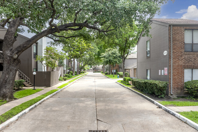 Seven Oaks in Houston, TX - Building Photo - Building Photo