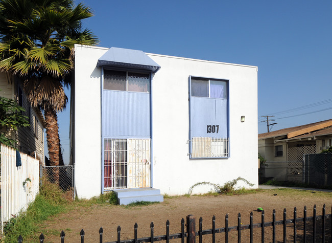 1307 Rolland Curtis Pl in Los Angeles, CA - Building Photo - Building Photo