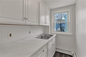 458 High St-Unit -2-L in Central Falls, RI - Building Photo - Building Photo