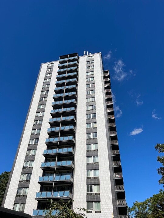 1800 Roundhill Rd in Charleston, WV - Building Photo