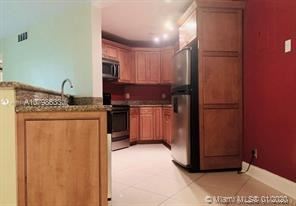 214 Lake Pointe Dr in Oakland Park, FL - Building Photo - Building Photo