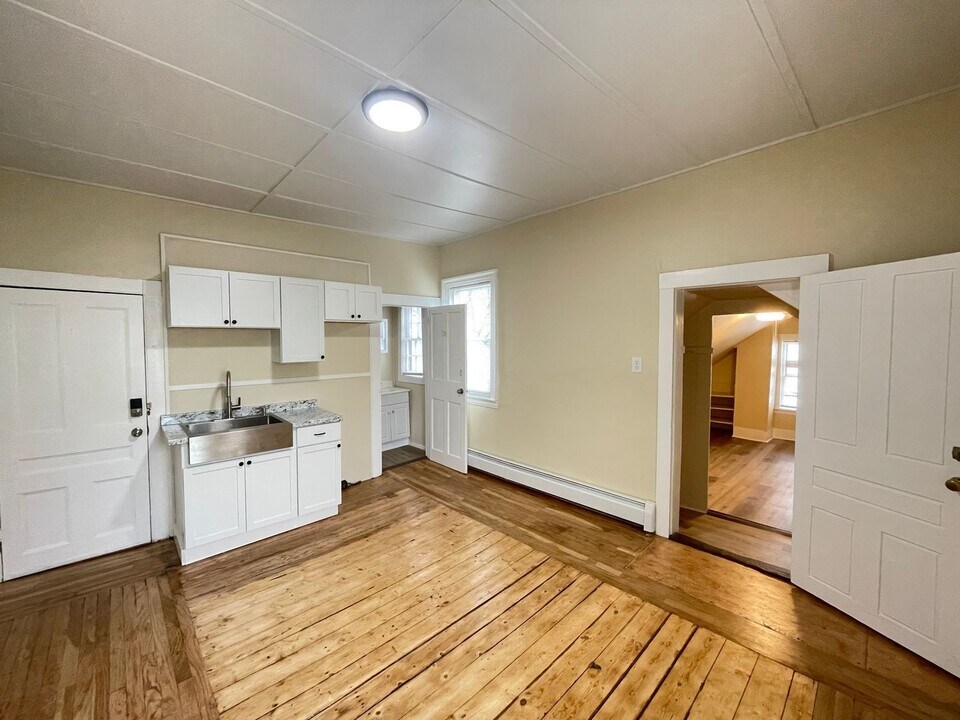 13 Spring St in Newmarket, NH - Building Photo