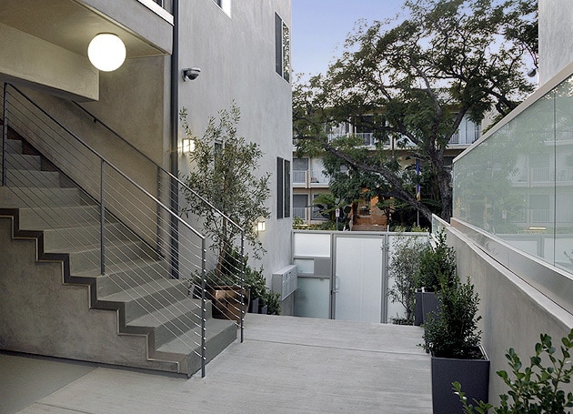 1418 N Poinsettia Pl in West Hollywood, CA - Foto de edificio - Building Photo