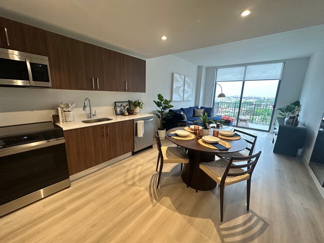 801 NW 39th Ct, Unit B1 in Miami, FL - Building Photo - Building Photo