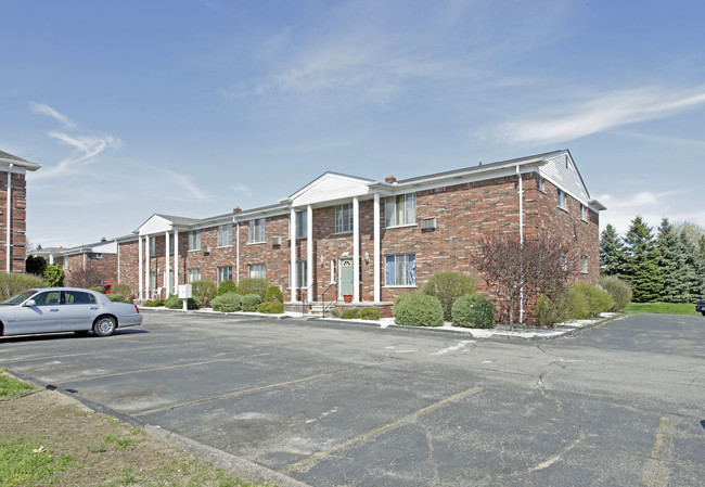 Kingsview Manor in Utica, MI - Building Photo - Building Photo