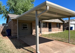 722 S Meadow Ln in Mustang, OK - Building Photo - Building Photo