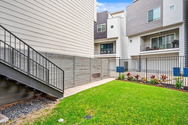 2106 Dennis St in Houston, TX - Building Photo - Building Photo