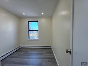 261 Manhattan Ave in Brooklyn, NY - Building Photo - Building Photo
