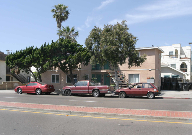 3250 Mission Blvd in San Diego, CA - Foto de edificio - Building Photo