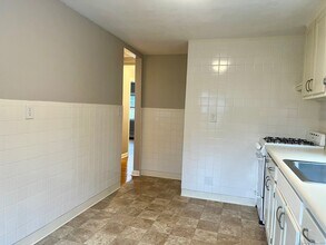 14 Urban St-Unit -B in New Canaan, CT - Building Photo - Building Photo