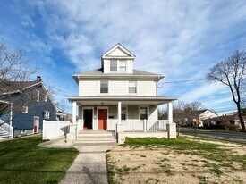 104 Thompson St in Raritan, NJ - Building Photo