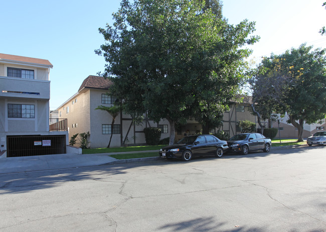 260 W Ash Ave in Burbank, CA - Building Photo - Building Photo