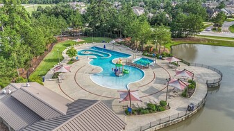 7 Wyatt Oaks Dr, Unit Upper in Tomball, TX - Building Photo