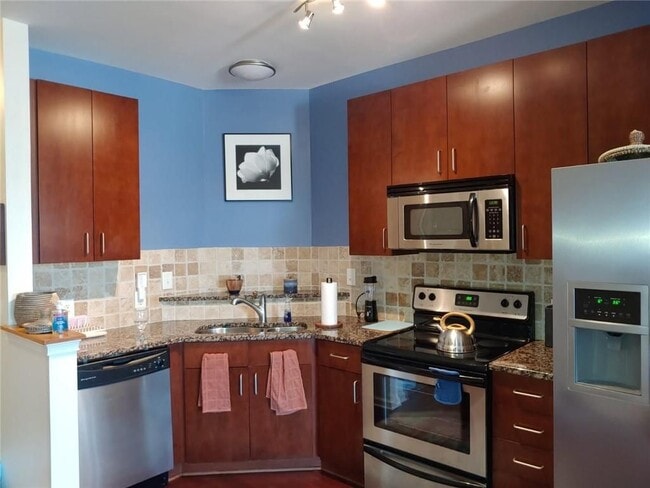 898 Oak St SW in Atlanta, GA - Foto de edificio - Building Photo