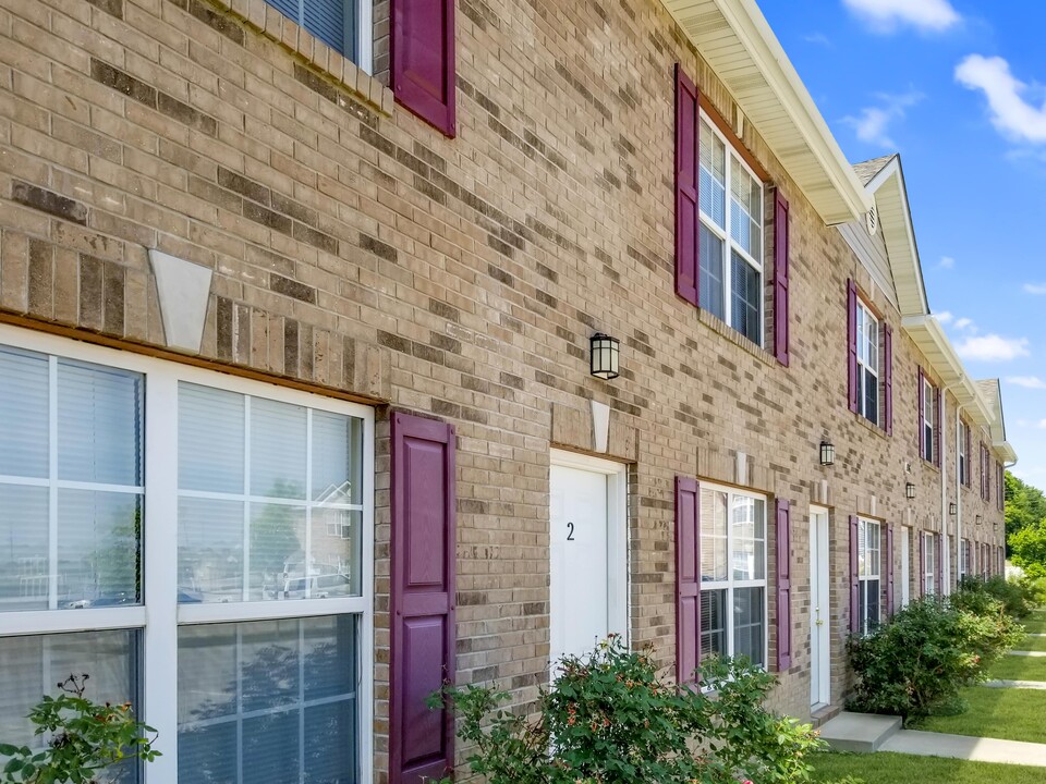 Up Towne Apartments in Lebanon, IL - Building Photo