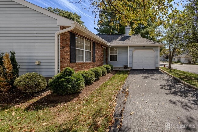 412 Hawkshead Way in Franklin Township, NJ - Building Photo - Building Photo