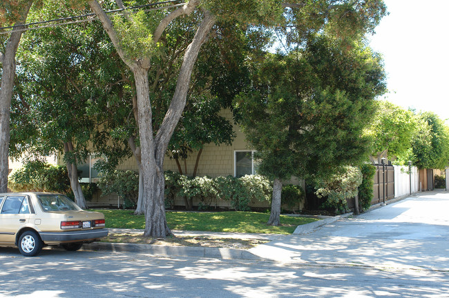 347 E 18th St in Costa Mesa, CA - Foto de edificio - Building Photo