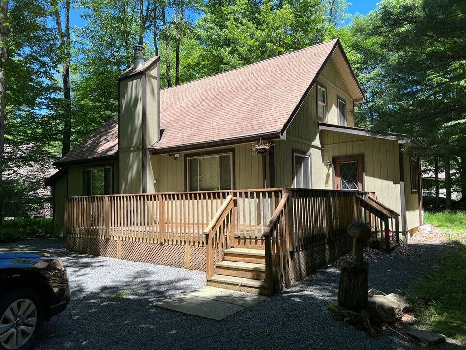 1138 Manor Hill Rd in Pocono Pines, PA - Building Photo