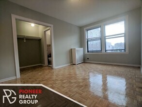 739 W Belmont Ave in Chicago, IL - Foto de edificio - Building Photo