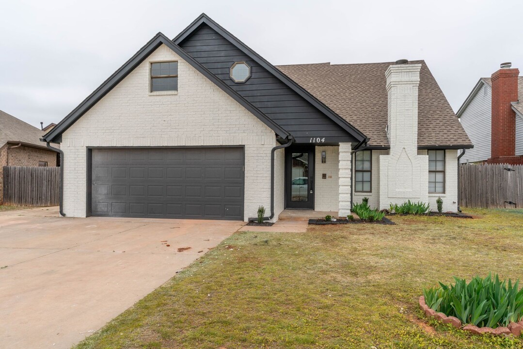 1104 N Avery Dr in Moore, OK - Building Photo