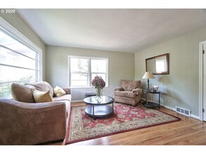 4516 SE 33rd Pl in Portland, OR - Building Photo - Building Photo