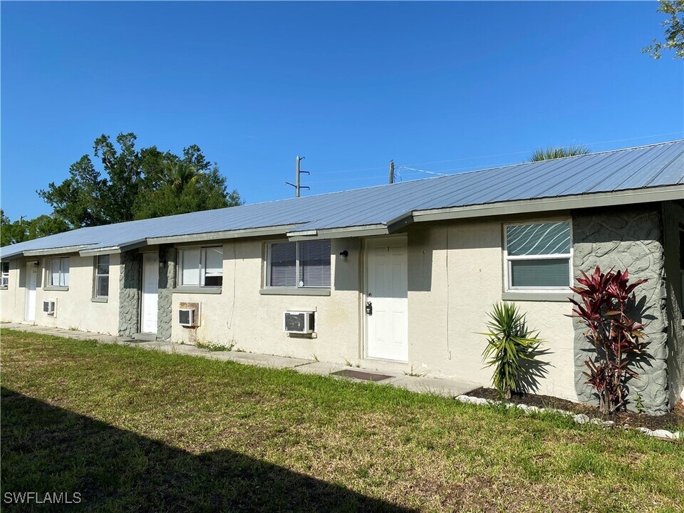 3213 Jeffcott St in Ft. Myers, FL - Building Photo