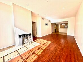 4750 Templeton St, Unit 1111 in Los Angeles, CA - Foto de edificio - Building Photo