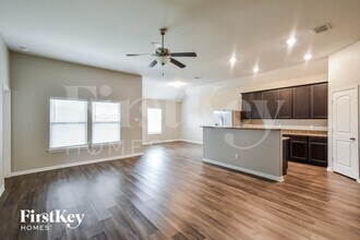 11811 Wolf Cyn in San Antonio, TX - Foto de edificio - Building Photo